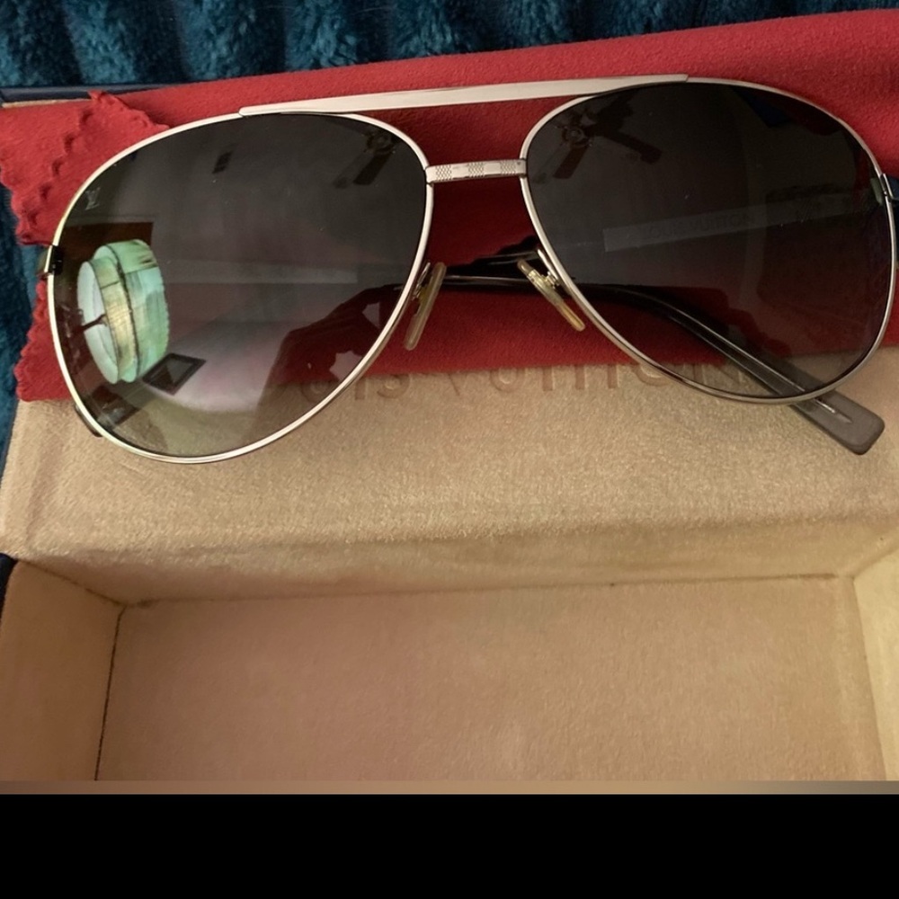 ✨ Louis Vuitton Black and Silver Aviator Sunglasses Like New with Box ✨ - Picture 2 of 6
